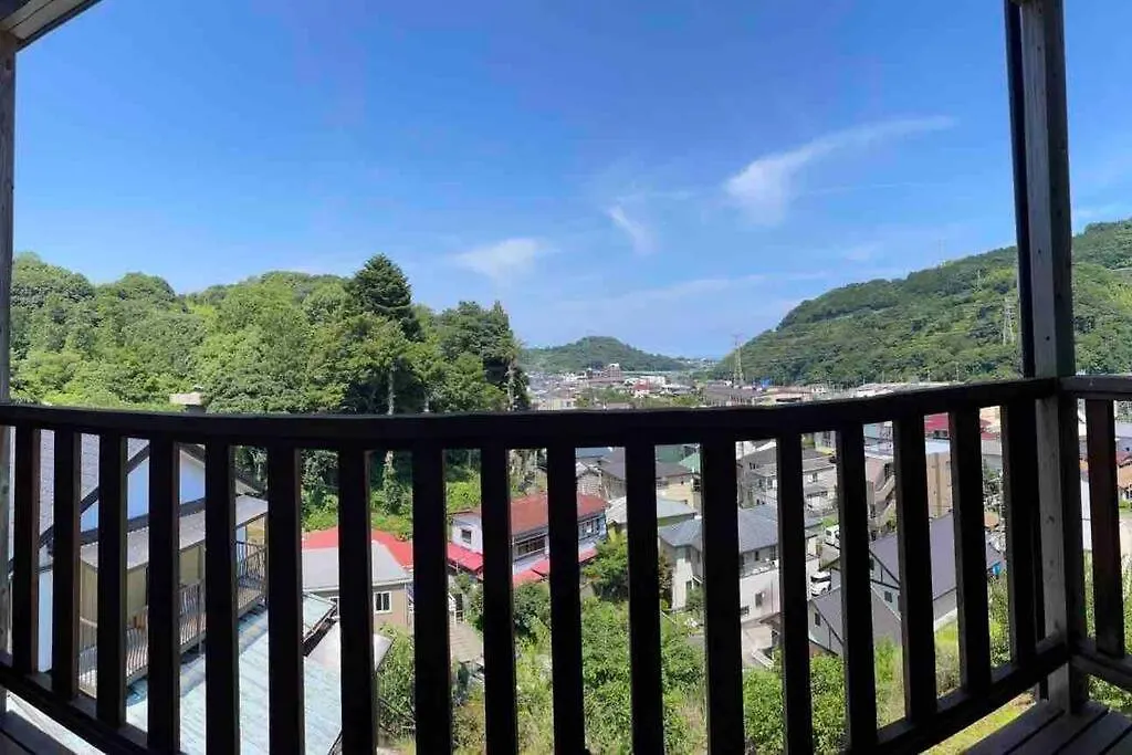 箱根湯本から一駅。大正〜昭和の家具に囲まれた、緑香るウッドテラスのある宿。高台から小田原の街を一望　 Odawara Apartment