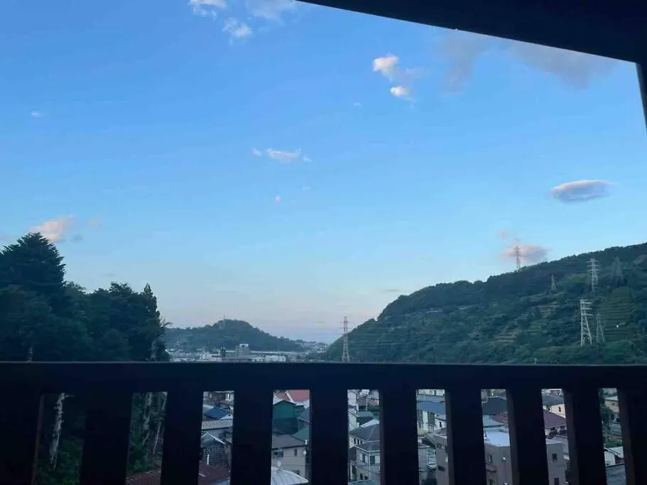 箱根湯本から一駅。大正〜昭和の家具に囲まれた、緑香るウッドテラスのある宿。高台から小田原の街を一望　 Odawara 0*,