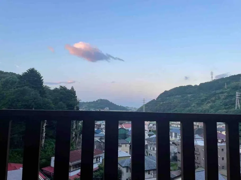箱根湯本から一駅。大正〜昭和の家具に囲まれた、緑香るウッドテラスのある宿。高台から小田原の街を一望　 Odawara Apartment