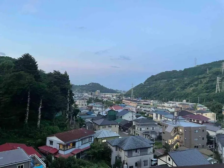 箱根湯本から一駅。大正〜昭和の家具に囲まれた、緑香るウッドテラスのある宿。高台から小田原の街を一望　 Odawara