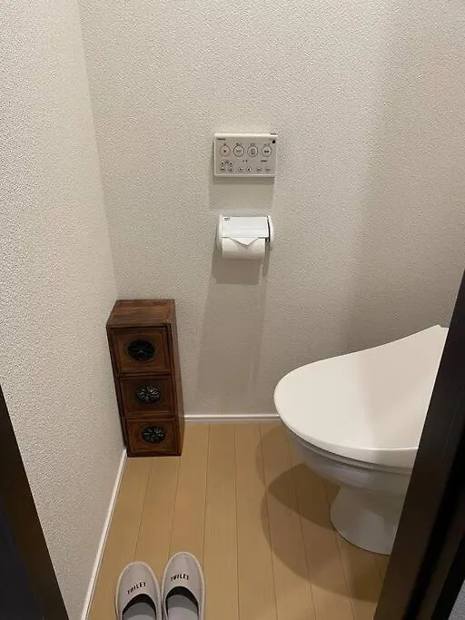 箱根湯本から一駅。大正〜昭和の家具に囲まれた、緑香るウッドテラスのある宿。高台から小田原の街を一望　 Odawara Appartamento
